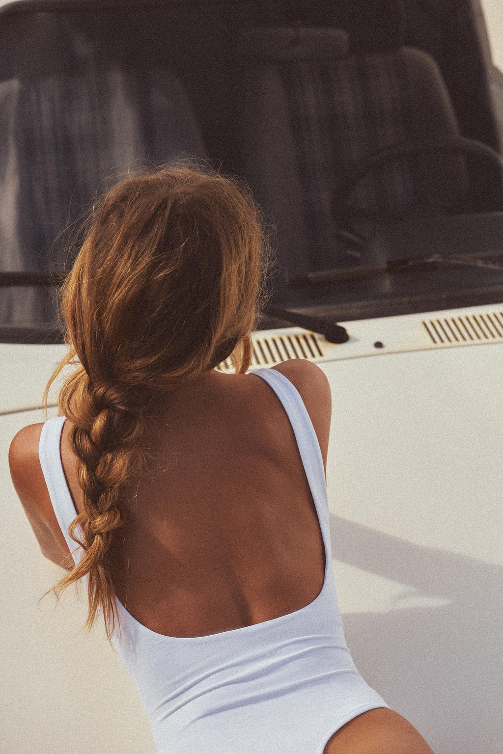 BODY PURE WEISS MIT BREITEN TRÄGERN