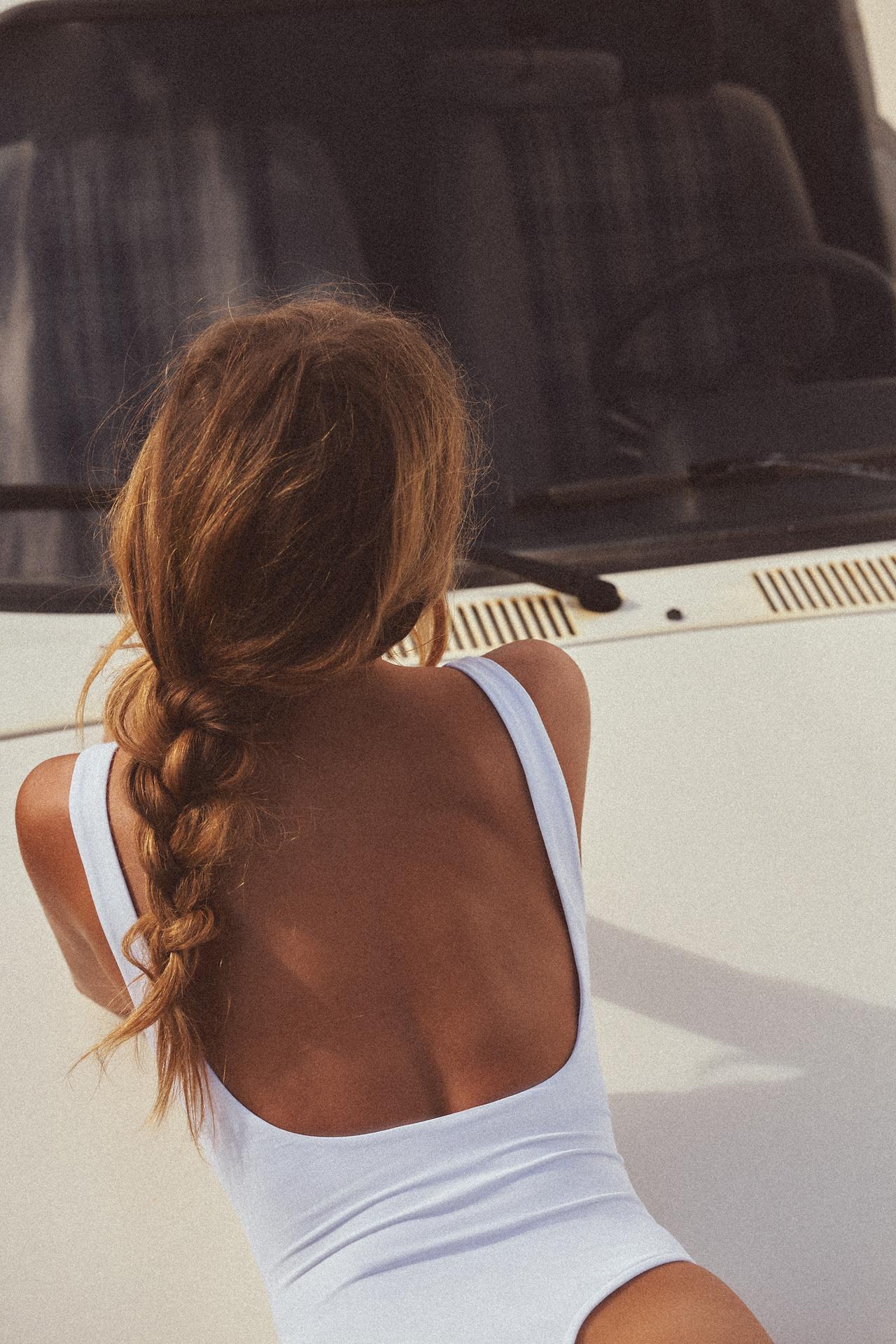 BODY PURE WEISS MIT BREITEN TRÄGERN