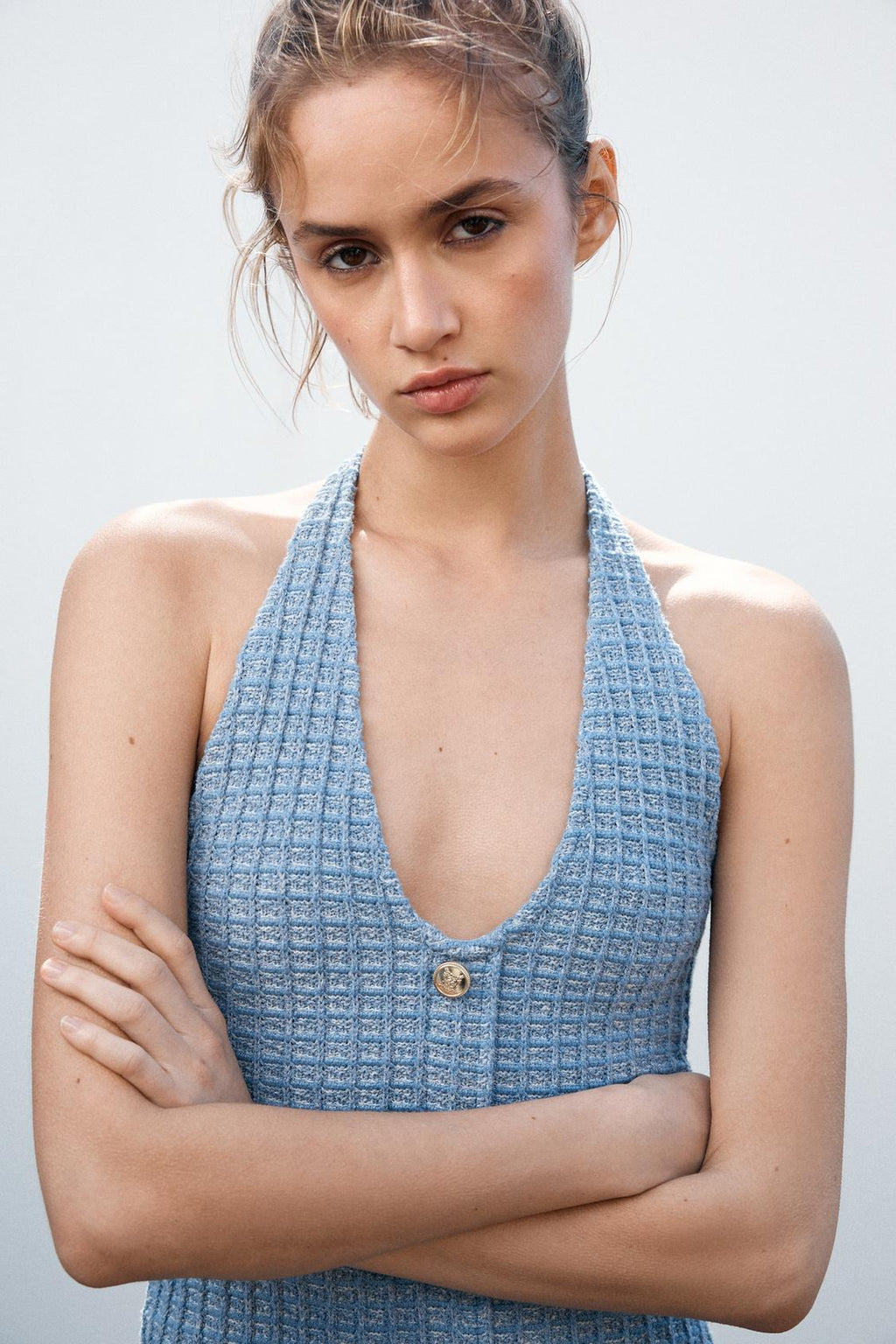 STRETCH-NECKHOLDERKLEID MIT STRUKTUR UND METALLDETAILS