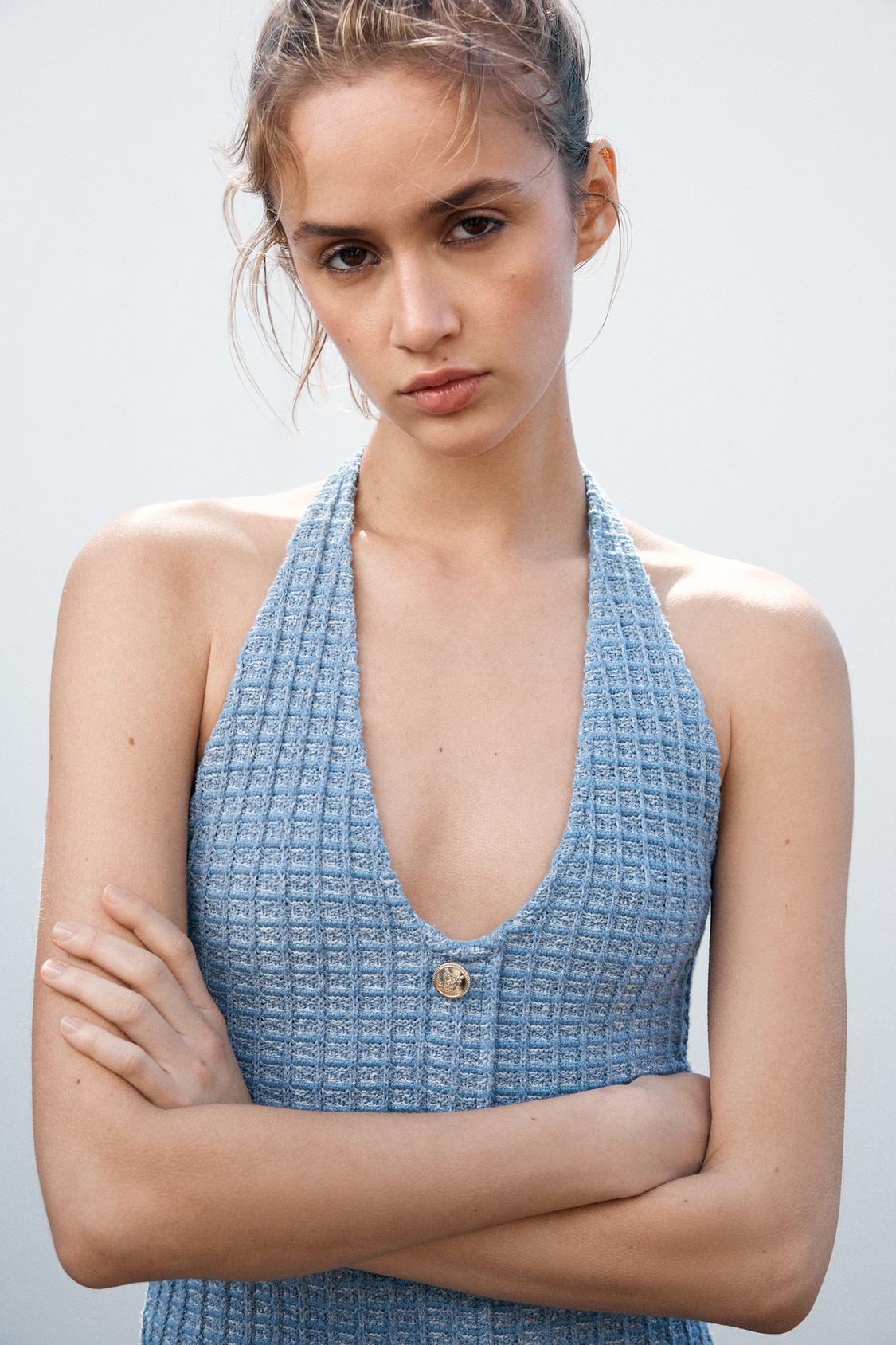 STRETCH-NECKHOLDERKLEID MIT STRUKTUR UND METALLDETAILS