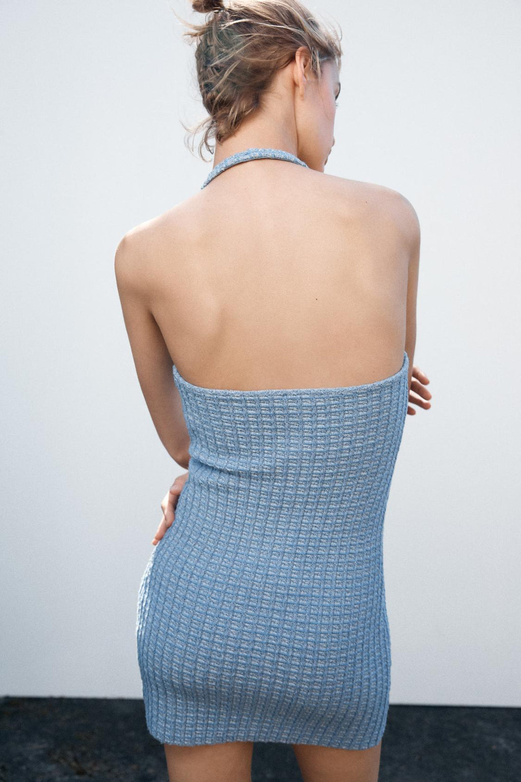 STRETCH-NECKHOLDERKLEID MIT STRUKTUR UND METALLDETAILS