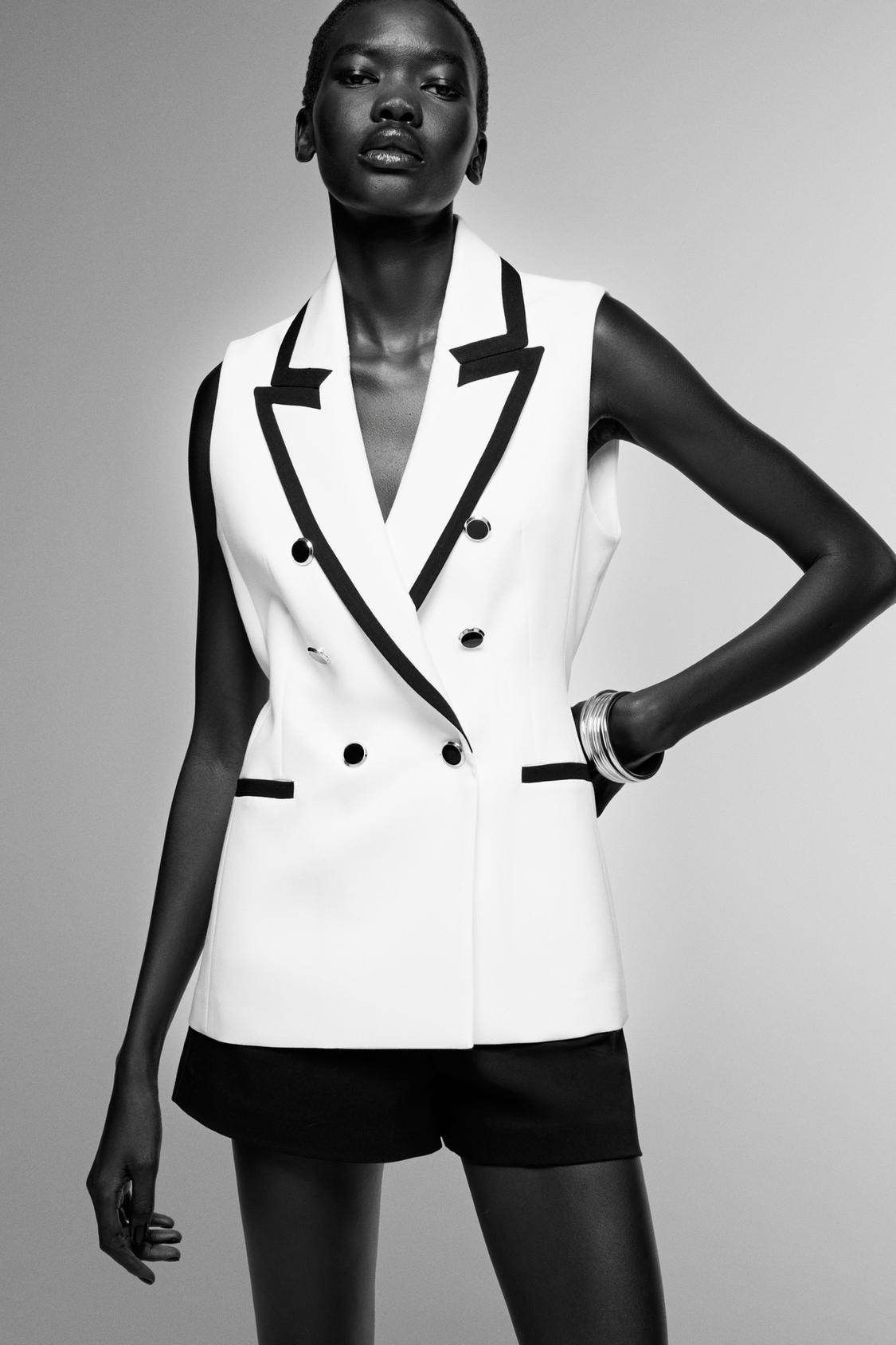 DOPPELREIHIGE WESTE MIT KONTRASTDETAILS IN WEISS