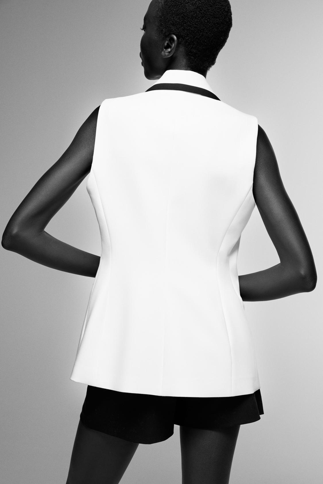 DOPPELREIHIGE WESTE MIT KONTRASTDETAILS IN WEISS