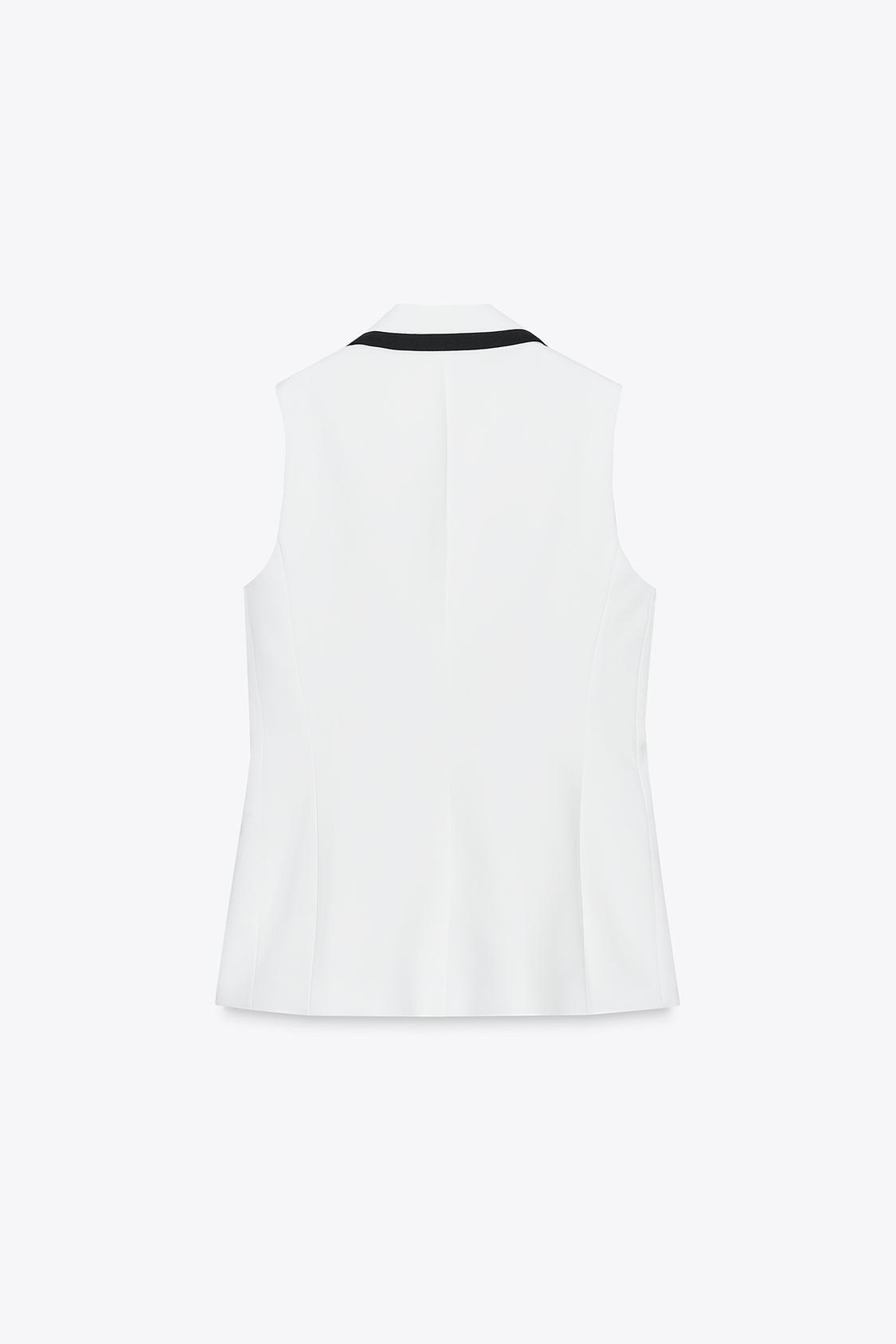 DOPPELREIHIGE WESTE MIT KONTRASTDETAILS IN WEISS