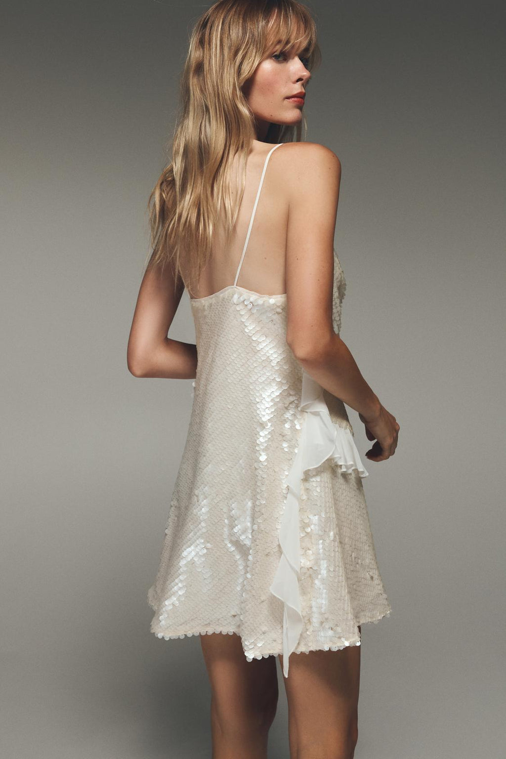 MINIKLEID MIT PAILLETTEN UND RÜSCHENDETAILS