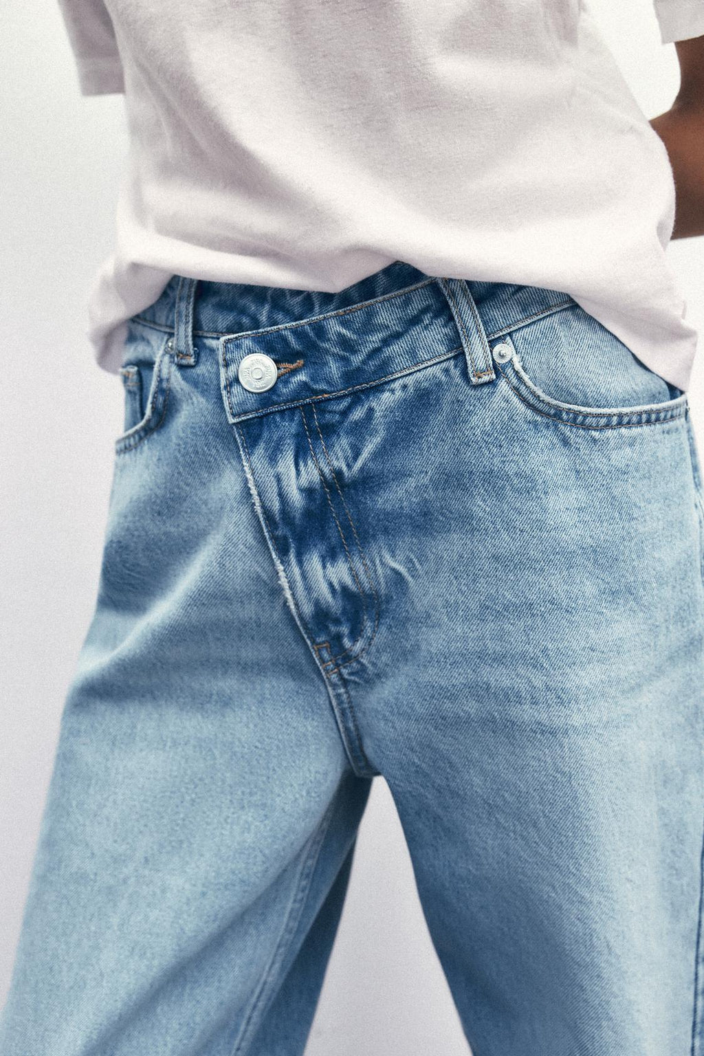 JEANS HIGH WAIST MIT ÜBERKREUZTEM BUND IN LIGHT BLUE