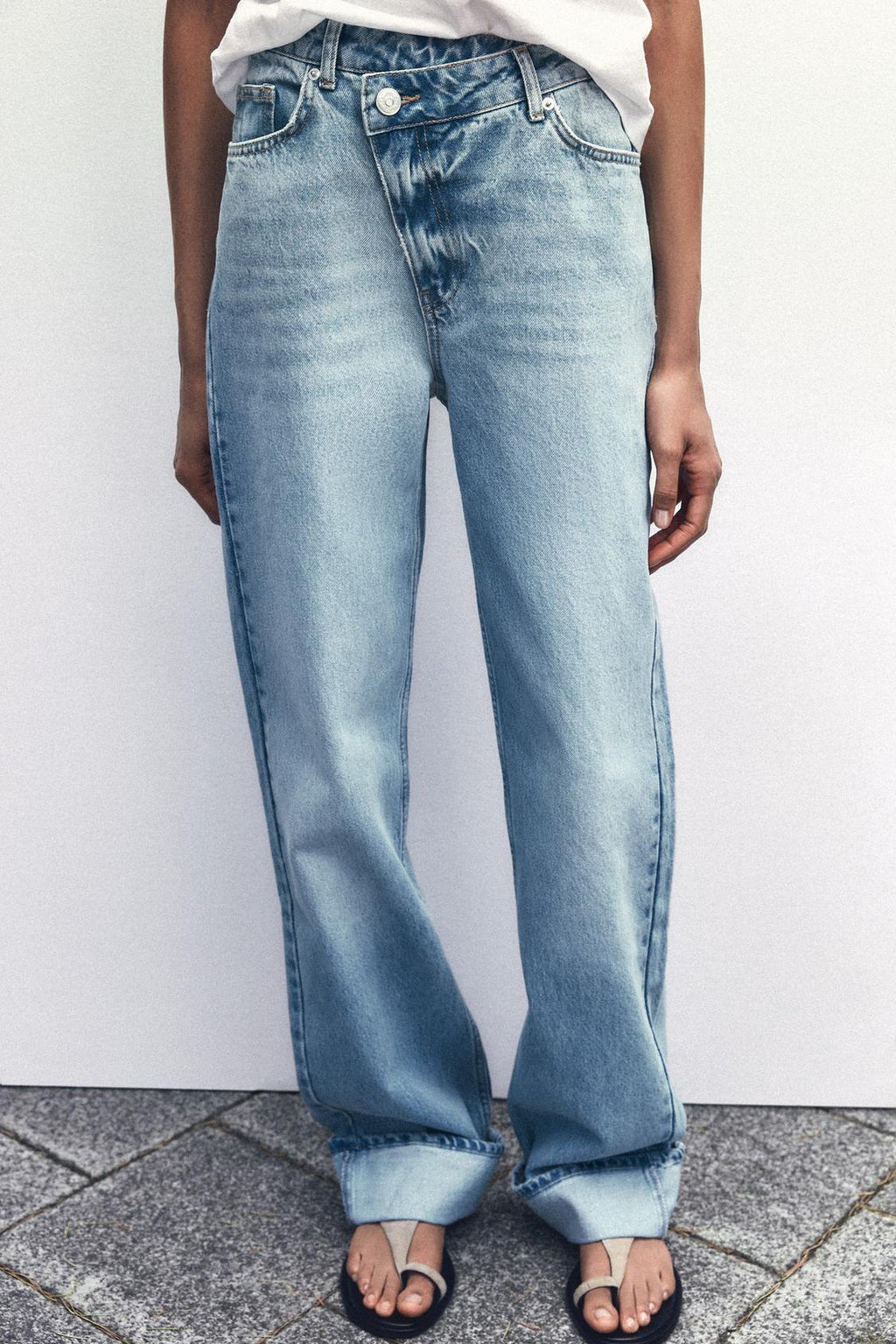 JEANS HIGH WAIST MIT ÜBERKREUZTEM BUND IN LIGHT BLUE