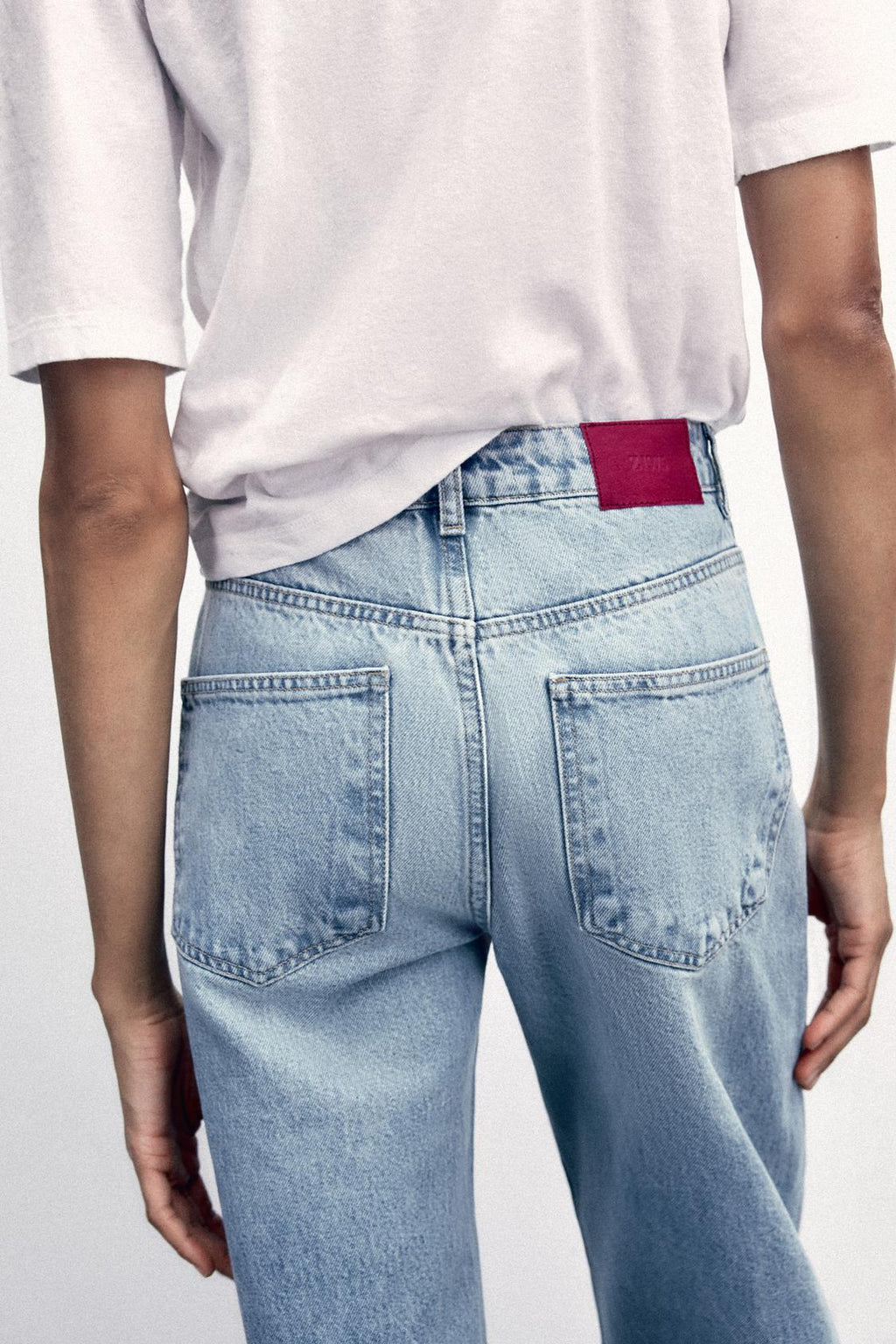 JEANS HIGH WAIST MIT ÜBERKREUZTEM BUND IN LIGHT BLUE