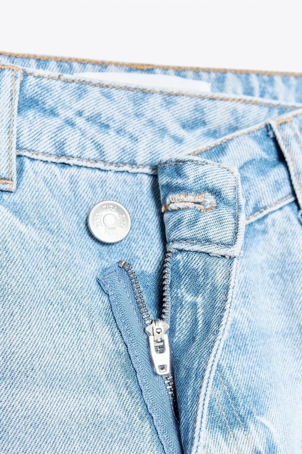 JEANS HIGH WAIST MIT ÜBERKREUZTEM BUND IN LIGHT BLUE