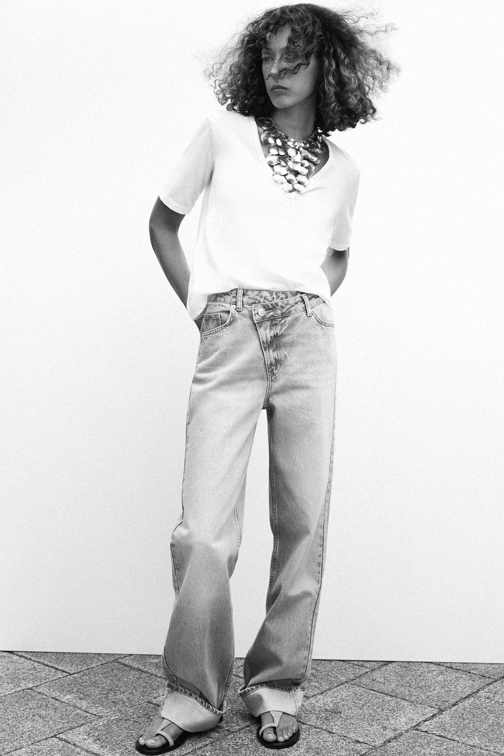 JEANS HIGH WAIST MIT ÜBERKREUZTEM BUND IN LIGHT BLUE