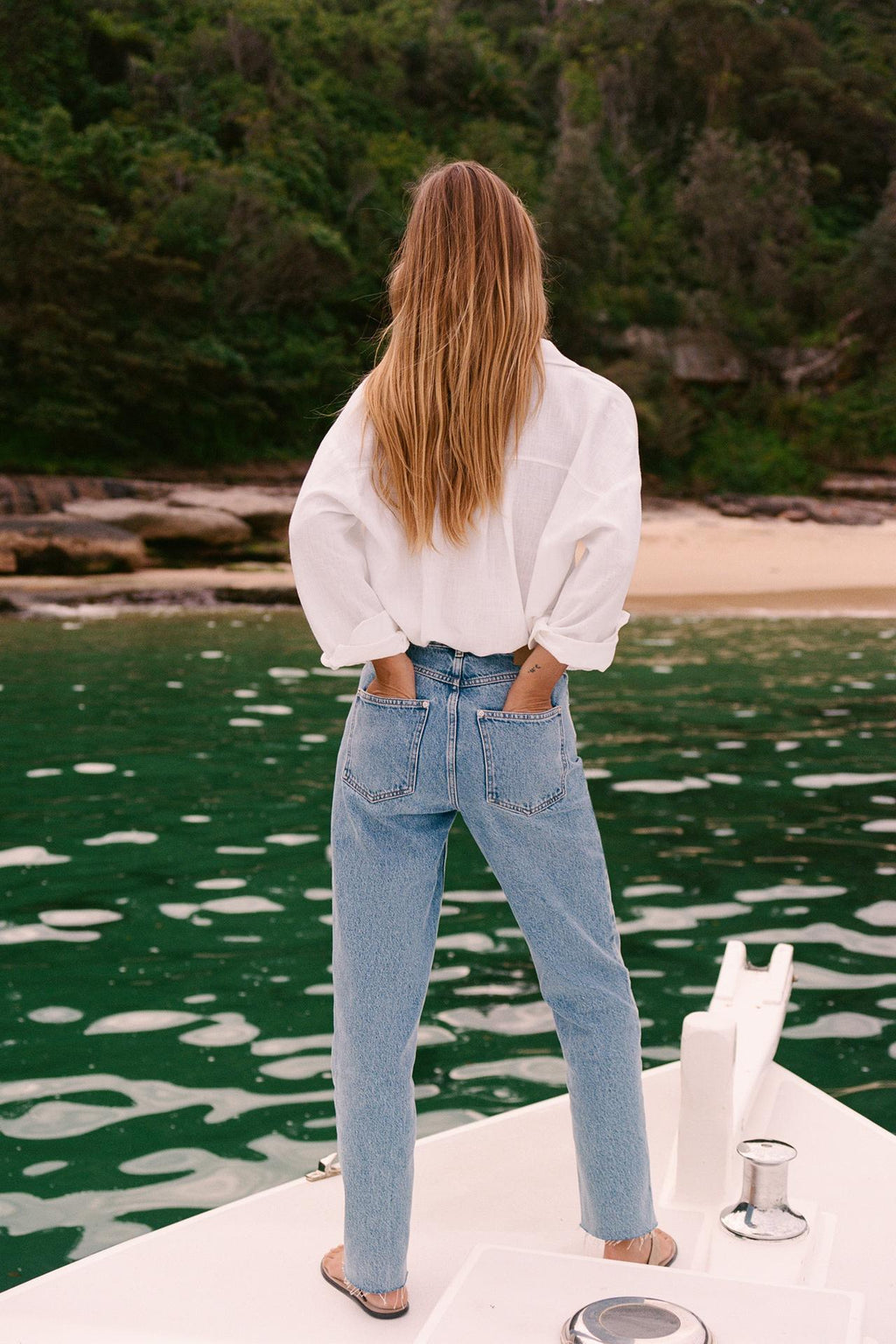 PREMIUM HIGH-WAIST ANKLE JEANS MIT ÜBERKREUZTEM BUND