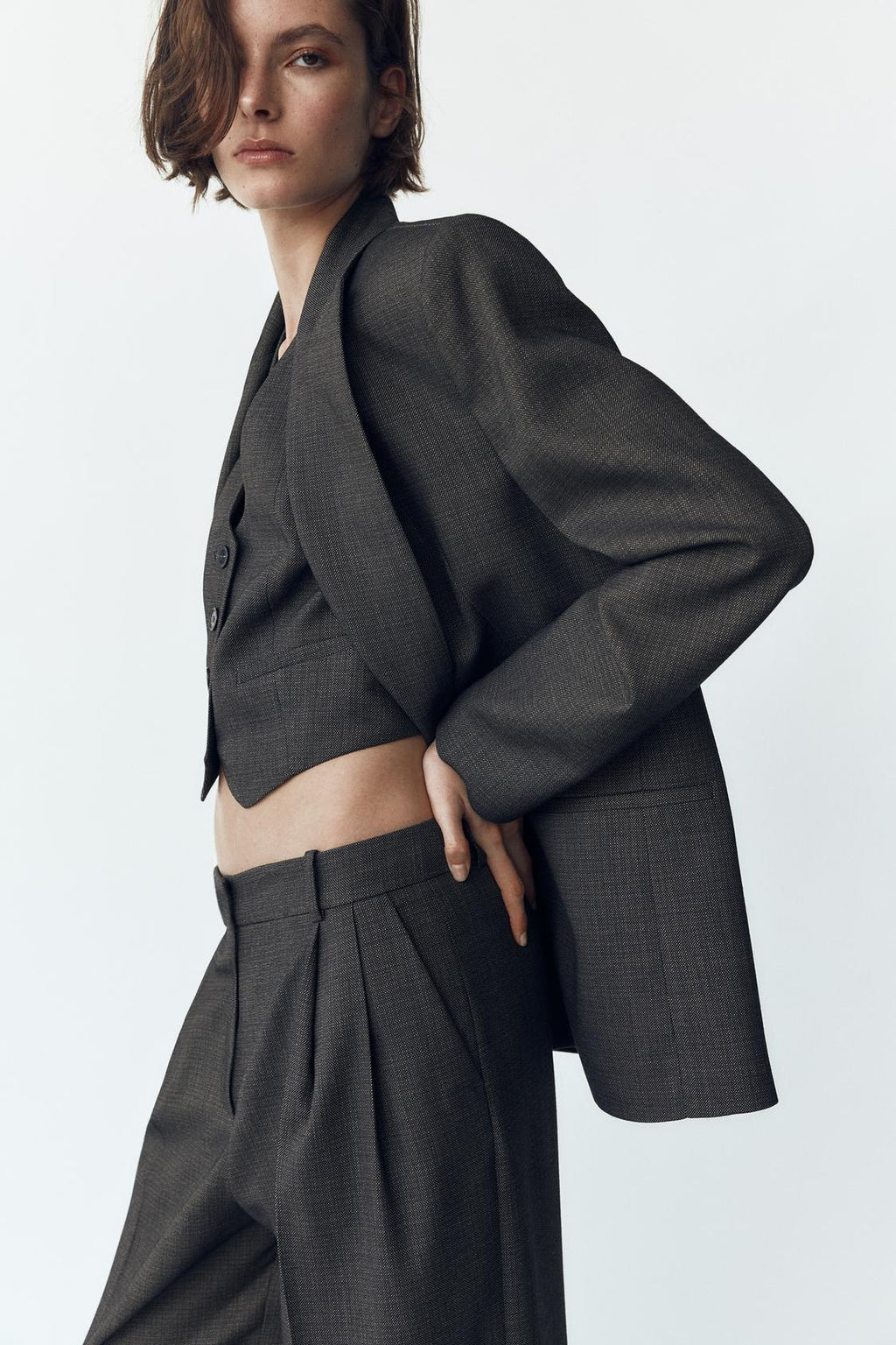 TAILLIERTE WESTE MIT V-AUSSCHNITT