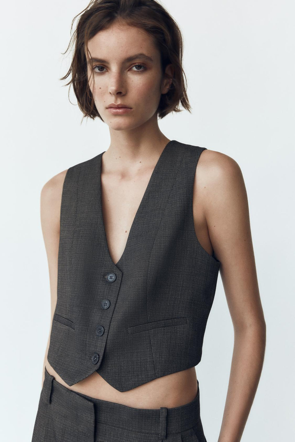 TAILLIERTE WESTE MIT V-AUSSCHNITT