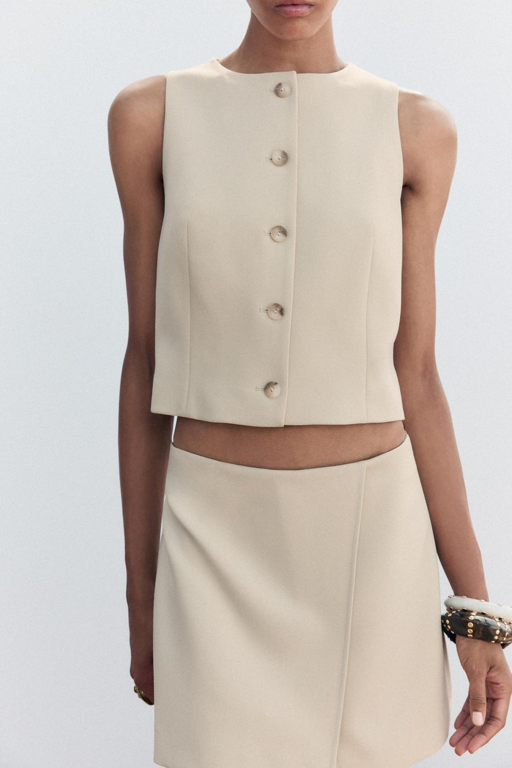 ÄRMELLOSES KNOPFWESTE MIT RUNDAUSSCHNITT