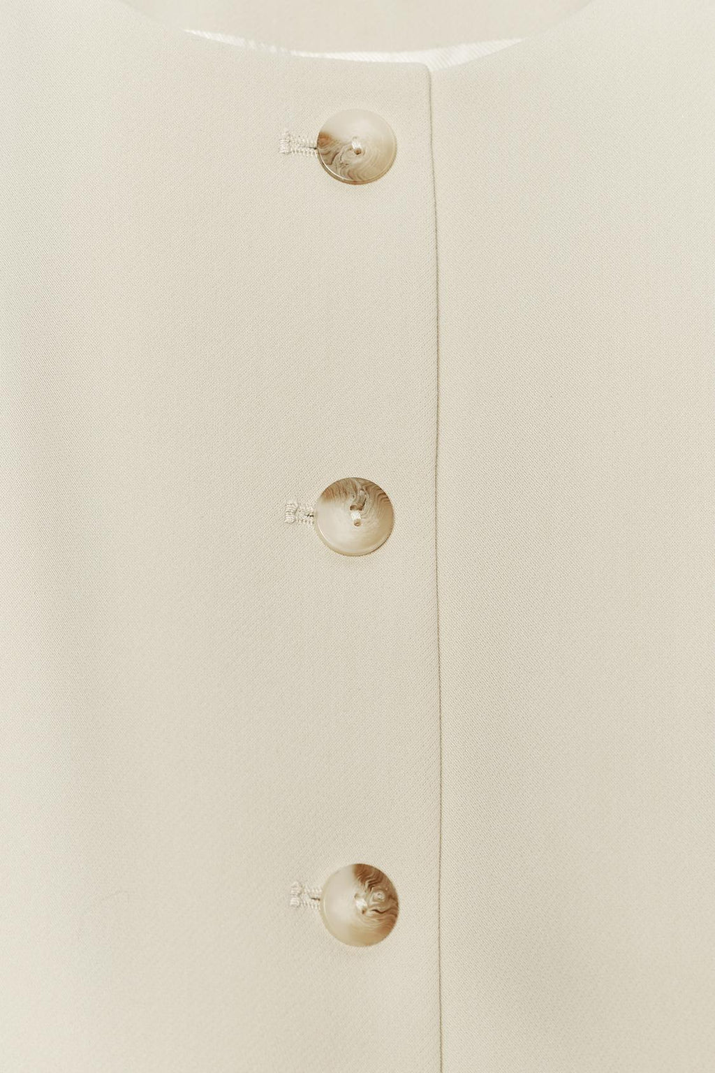 ÄRMELLOSES KNOPFWESTE MIT RUNDAUSSCHNITT