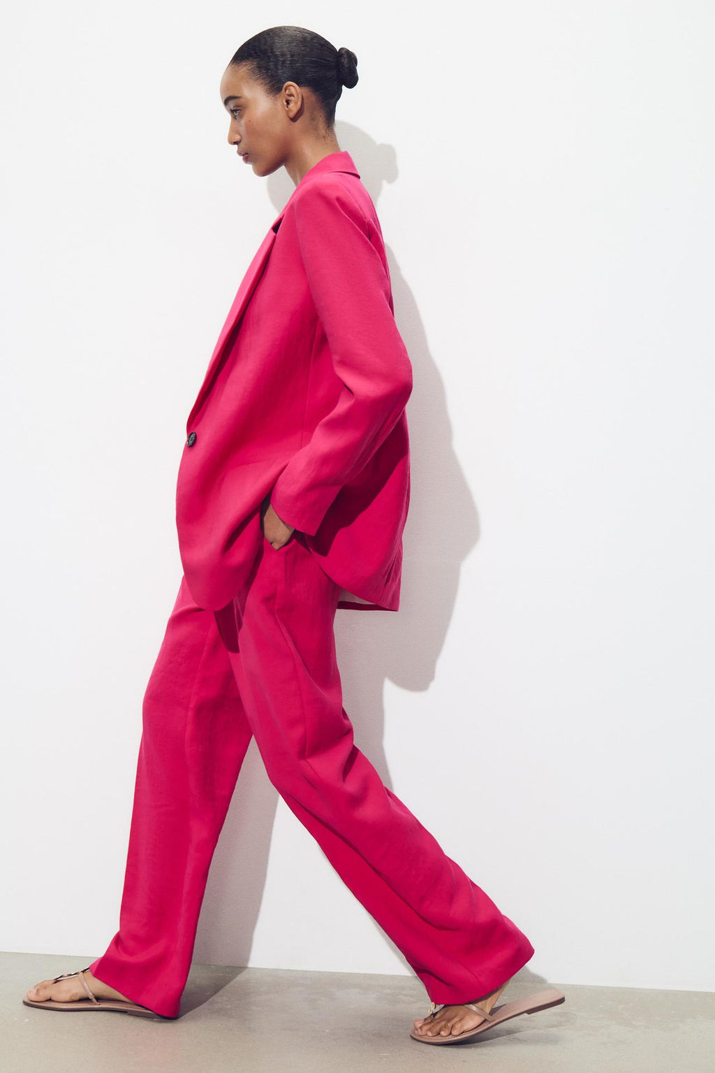 GERADES BEINHOSE MIT STRUKTURIERTER OPTIK IN FUCHSIA