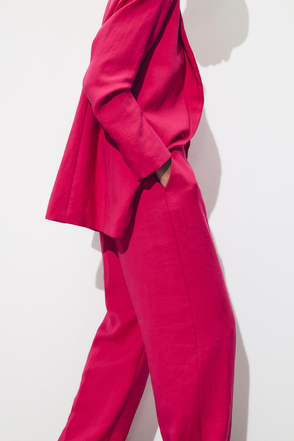 GERADES BEINHOSE MIT STRUKTURIERTER OPTIK IN FUCHSIA