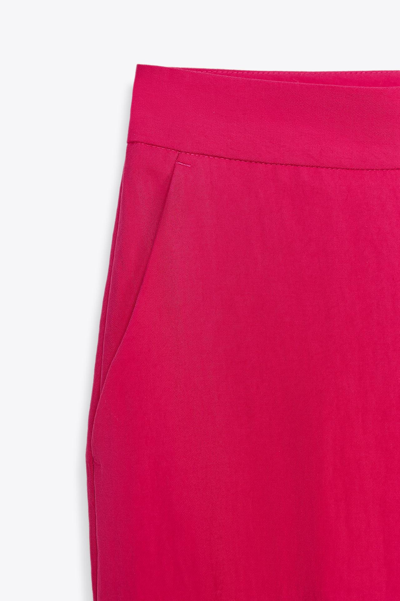 GERADES BEINHOSE MIT STRUKTURIERTER OPTIK IN FUCHSIA