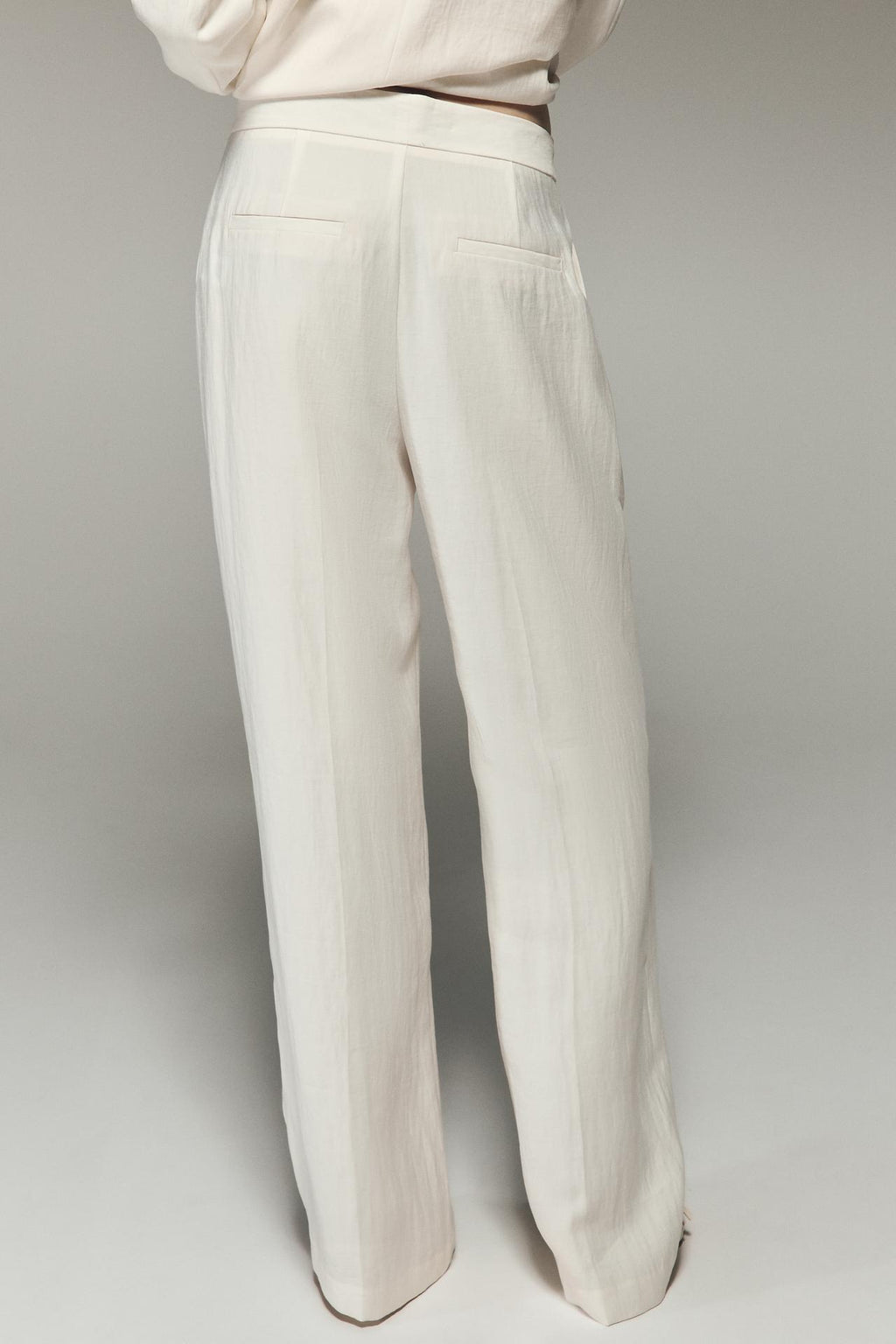 HOSE MIT STRUKTURIERTEM FALL IN ELFTON