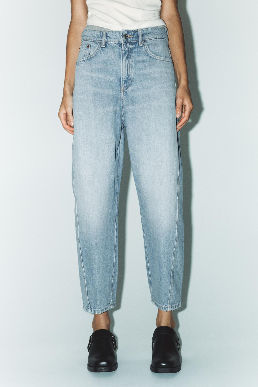PREMIUM CARROT JEANS MIT MITTLERER TAILLE IN LIGHT BLUE