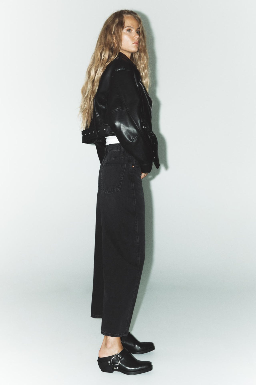 PREMIUM CARROT JEANS MIT MITTLERER TAILLE IN SCHWARZ