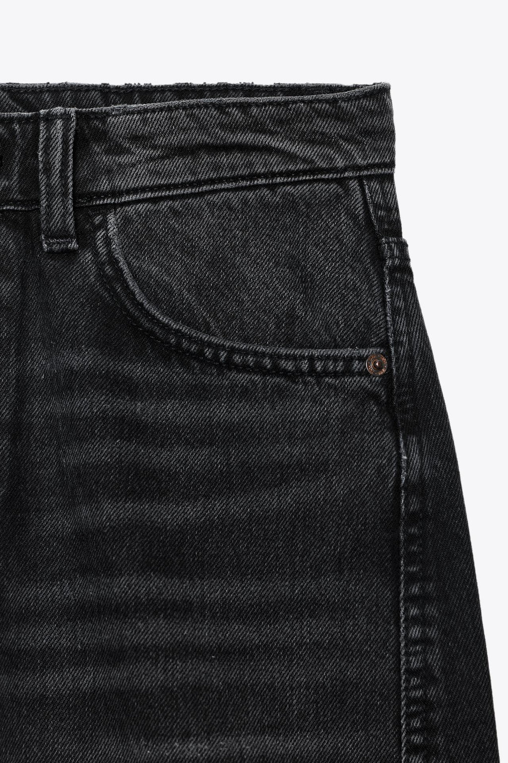 PREMIUM CARROT JEANS MIT MITTLERER TAILLE IN SCHWARZ