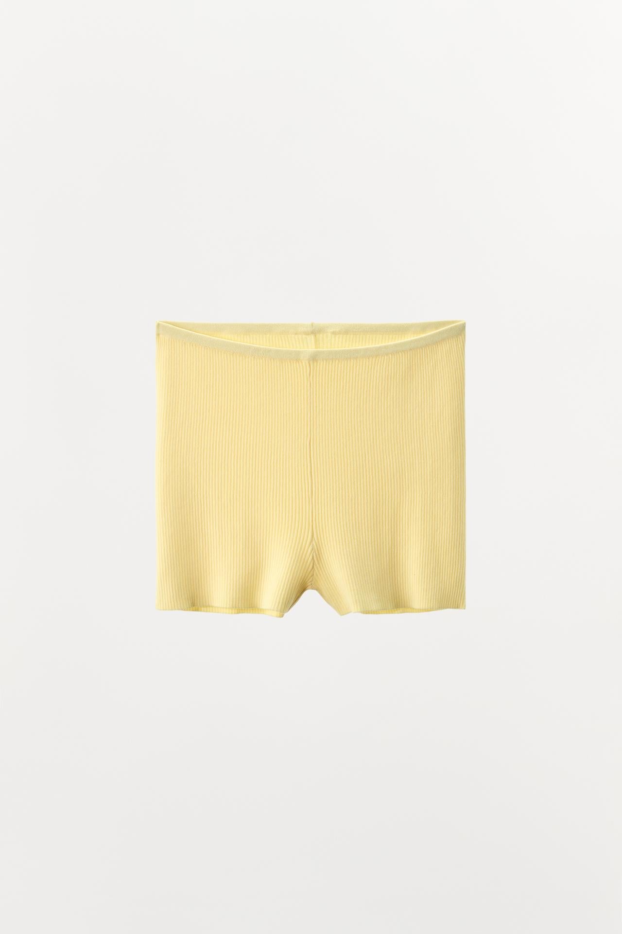 GERIPPTER STRICKSHORTS GELB MIT HOHER TAILLE