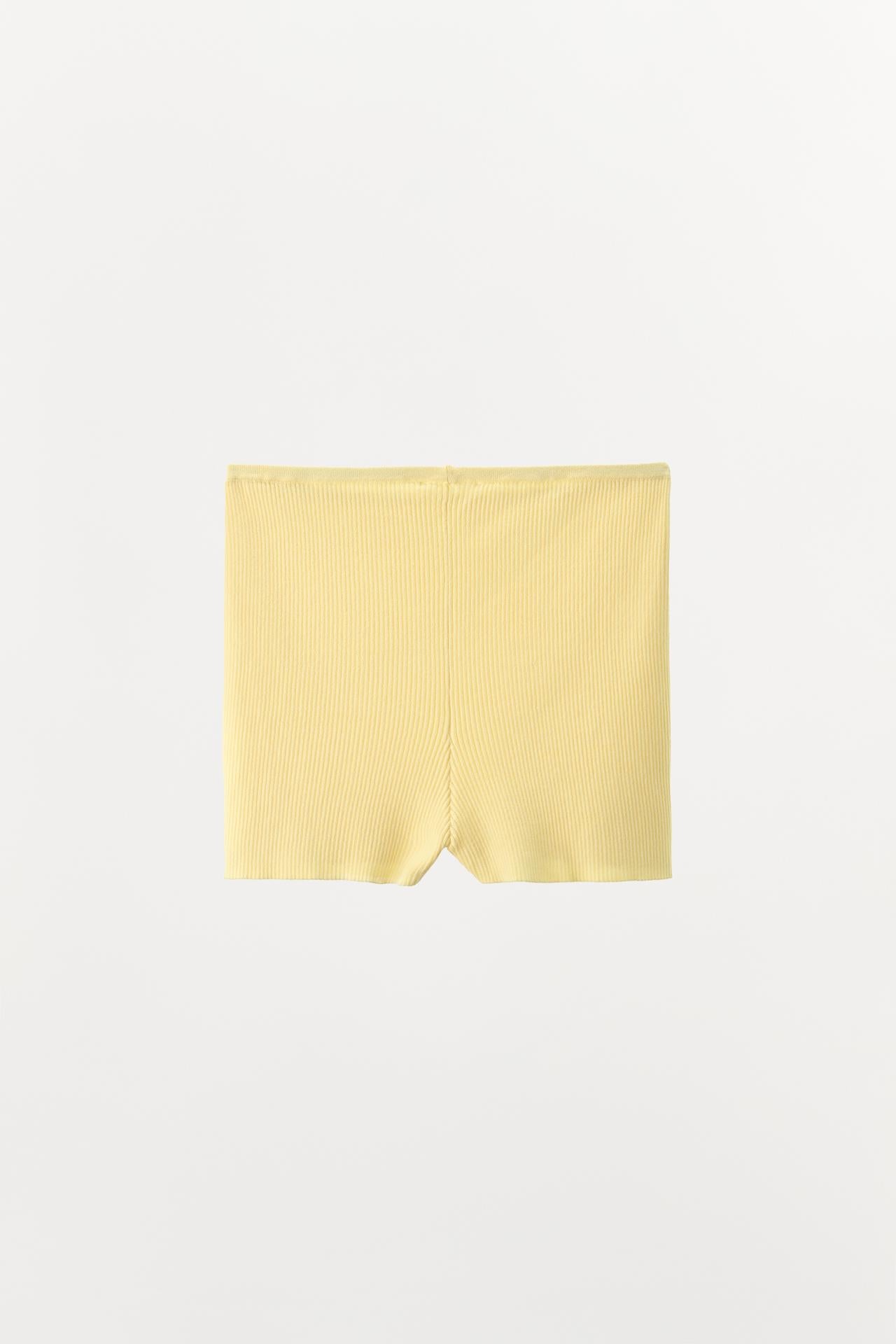 GERIPPTER STRICKSHORTS GELB MIT HOHER TAILLE
