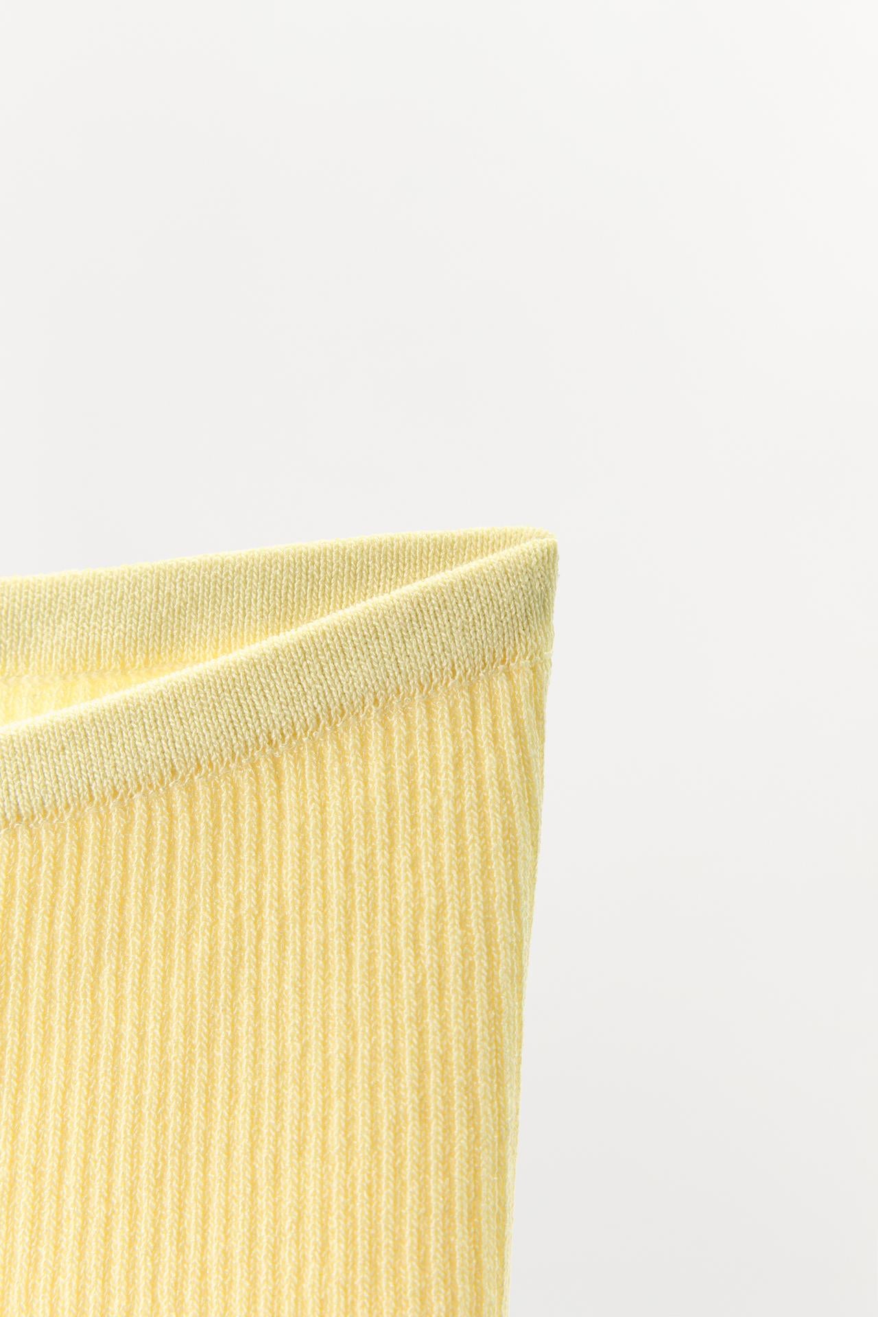 GERIPPTER STRICKSHORTS GELB MIT HOHER TAILLE
