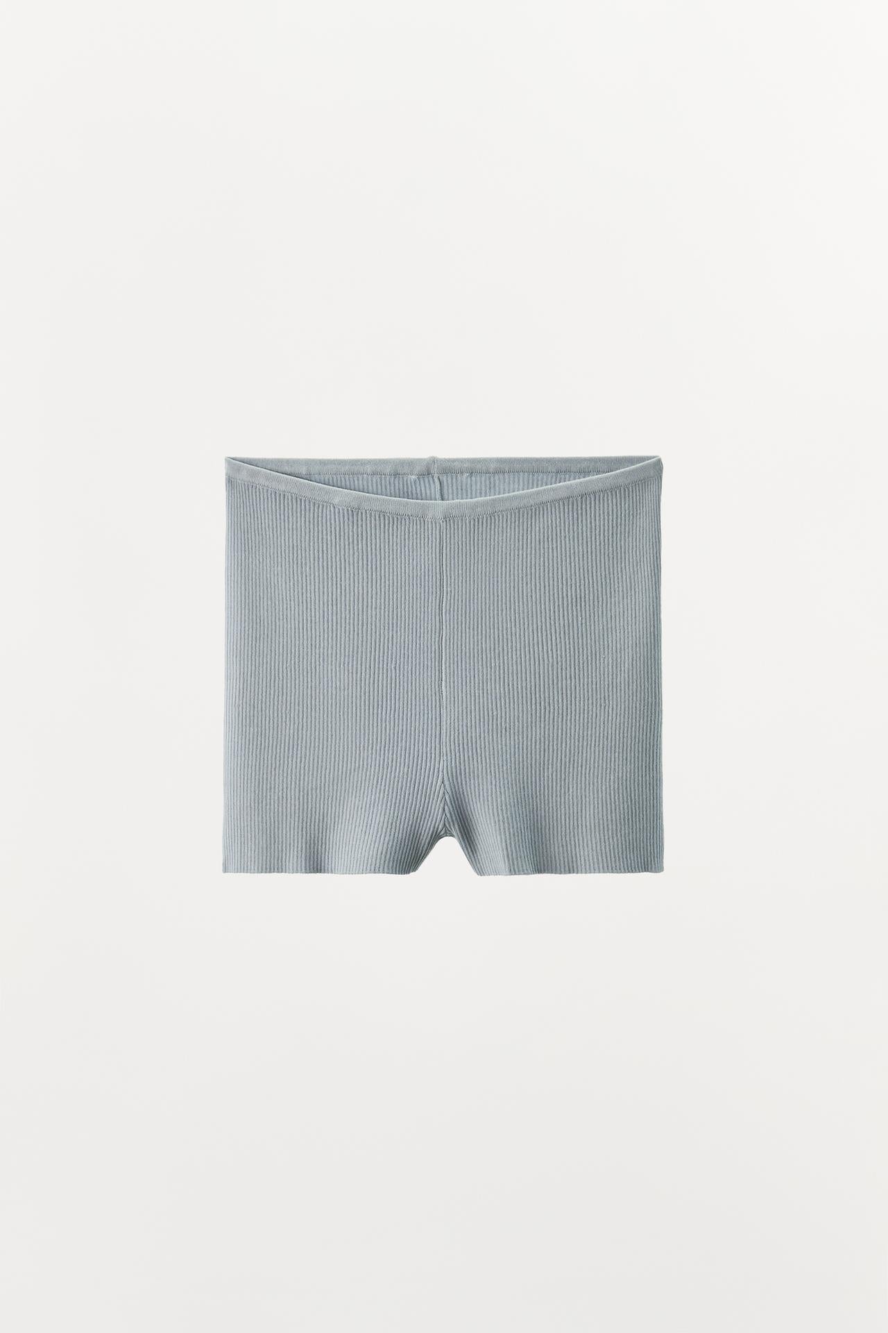 GERIPPTER STRICKSHORTS MIT HOHER TAILLE