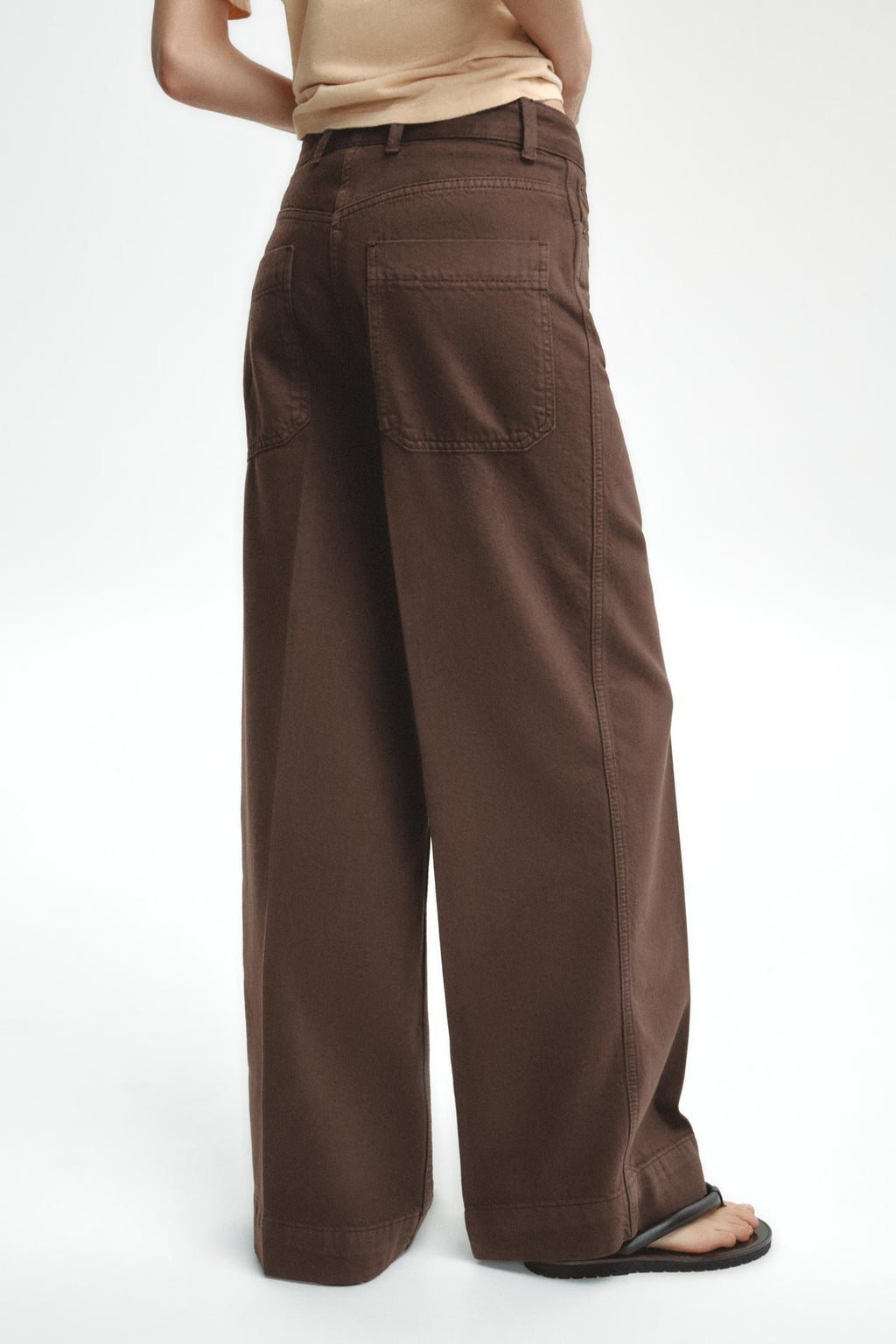 PREMIUM HIGH-WAIST JEANS MIT WEITEM BEIN IN SCHOKOBRAUN