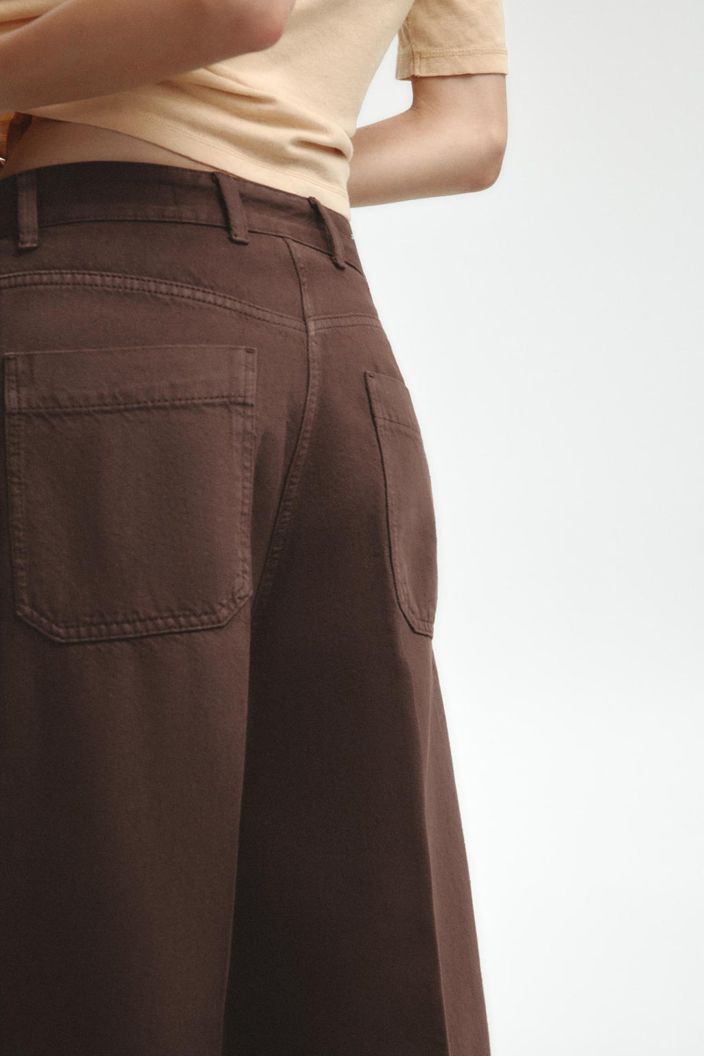 PREMIUM HIGH-WAIST JEANS MIT WEITEM BEIN IN SCHOKOBRAUN