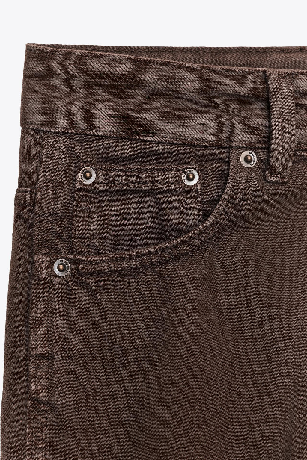 PREMIUM HIGH-WAIST JEANS MIT WEITEM BEIN IN SCHOKOBRAUN