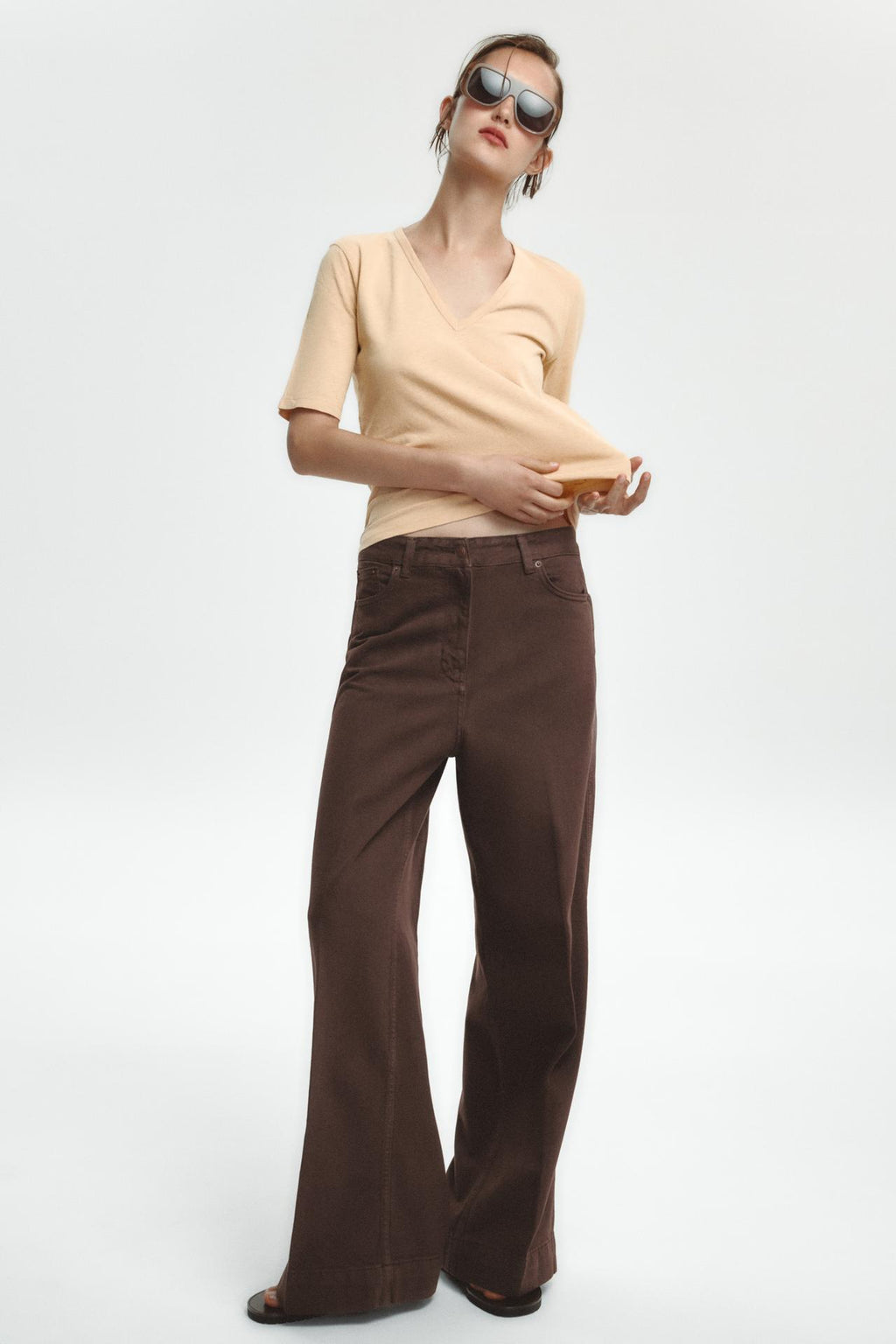 PREMIUM HIGH-WAIST JEANS MIT WEITEM BEIN IN SCHOKOBRAUN