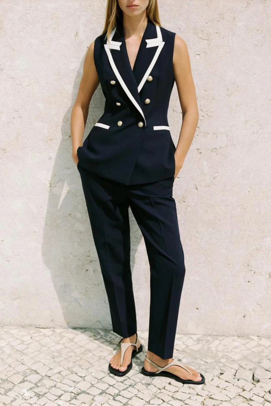 DOPPELREIHIGE WESTE MIT KONTRASTPASPILIERUNG IN SCHWARZ