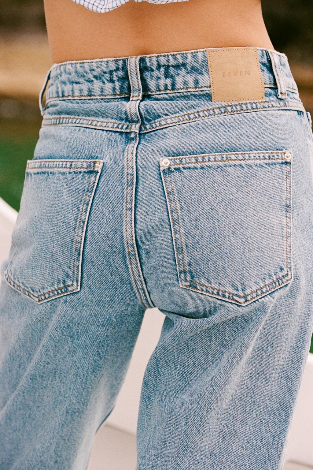 PREMIUM HIGH-WAIST ANKLE JEANS MIT ÜBERKREUZTEM BUND