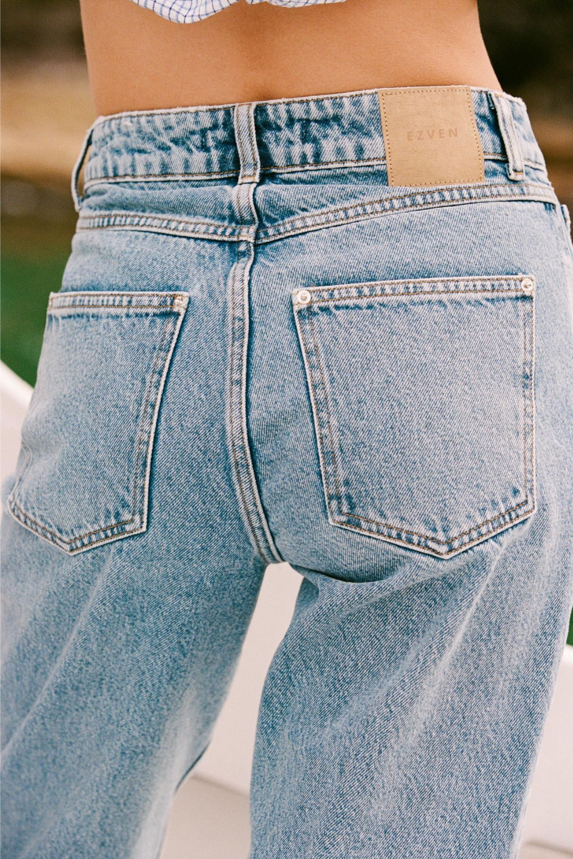 PREMIUM HIGH-WAIST ANKLE JEANS MIT ÜBERKREUZTEM BUND